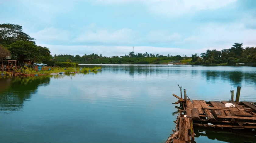 Hoàng hôn huyền ảo trên mặt Hồ Nam Phương Bảo Lộc